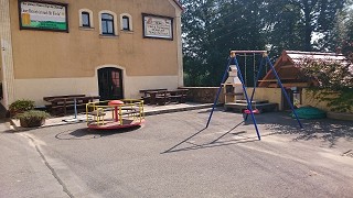 Grillecke und Spielplatz für Kinder